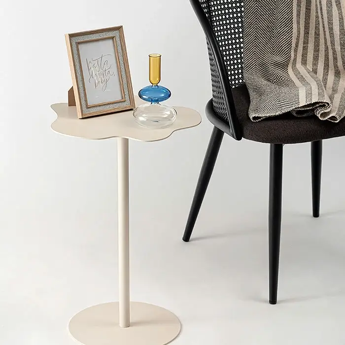 水たまりのようなサイドテーブル